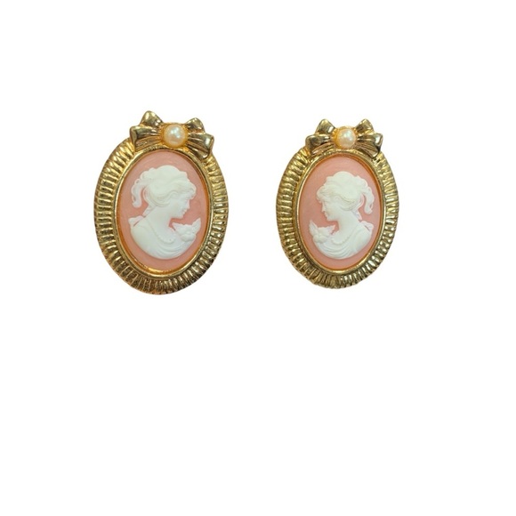 Avon Romantic Portraits Gold and Pink  Cameo clip Earrings.NIB - Picture 1 of 6